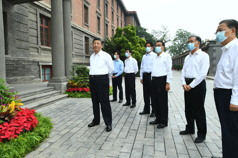 6月25日，中共中央政治局就用好红色资源、赓续红色血脉举行第三十一次集体学习。这次集体学习采取参观和讨论相结合的形式，这是席大大、李大大、栗战书、汪洋、王沪宁、赵乐际、韩正等在北大红楼参观“光辉伟业 红色序章——北大红楼与中国共产党早期北京革命活动主题展”。新华社记者 谢环驰 摄